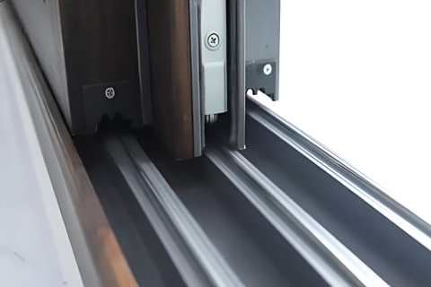 Ray trượt cửa nhôm kính là gì? Phân loại và cách lựa chọn phù hợp